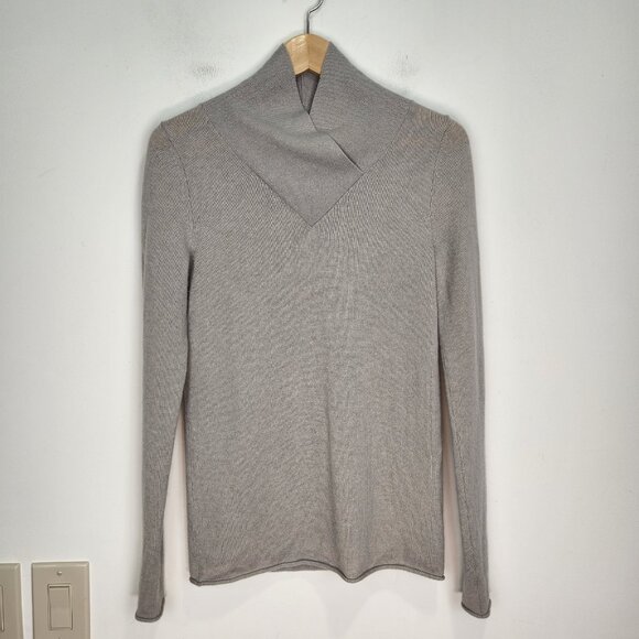 MM. LaFleur Cashmere Sweater XS Light Gray V-Neck Rolled Hem Lightweight Cozy - Picture 3 of 8